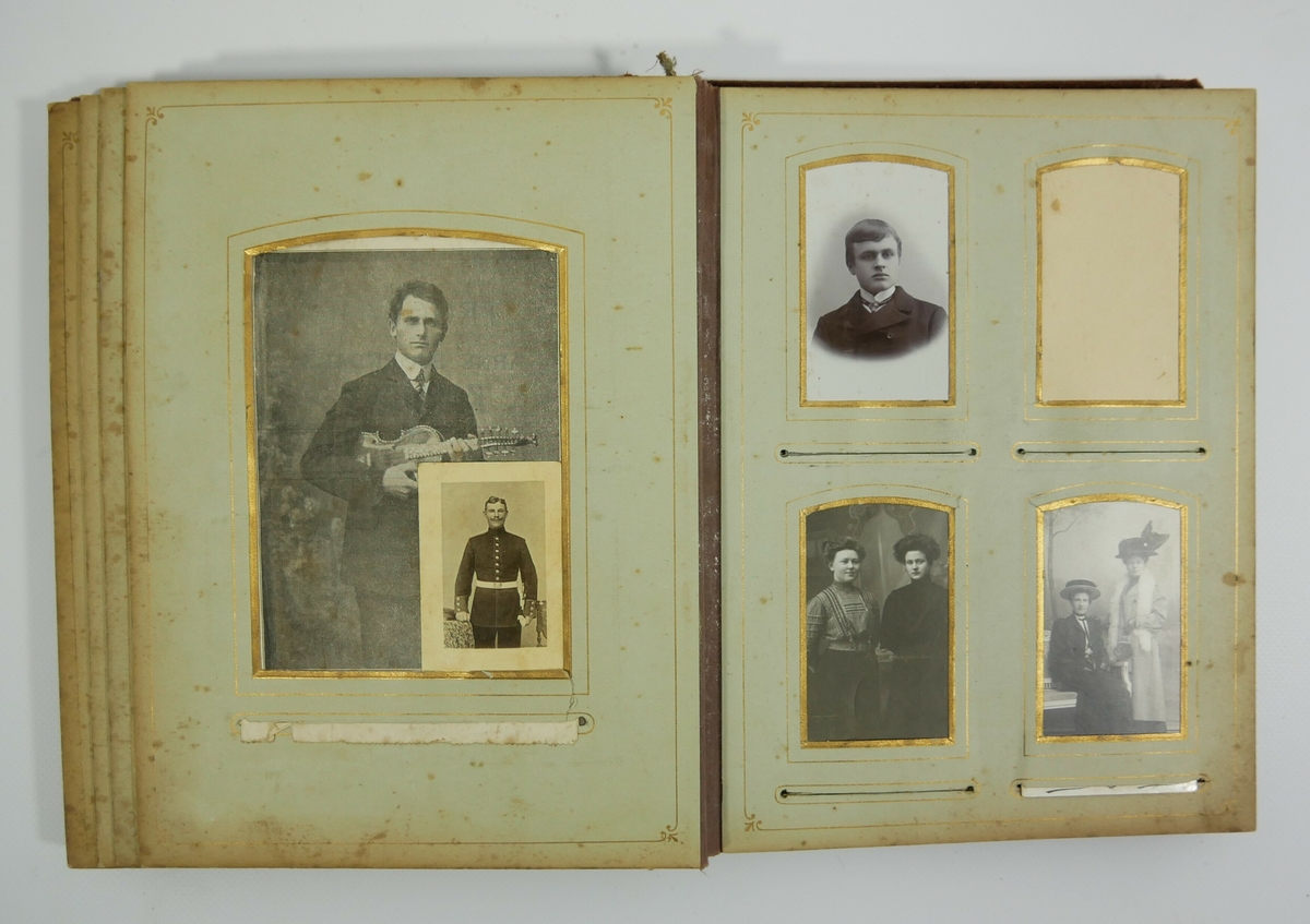 Rektangulært stående fotoalbum med 30 sider. Albumet har omslag med falmet rødt tekstil med dekor midt på på forsiden. På den ene siden på forsiden er det en metalldel. 
