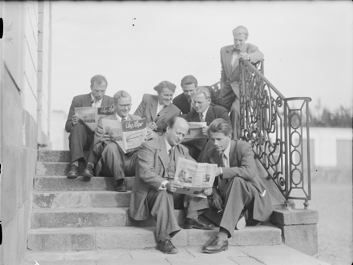 Medborgarskolan, deltagare sitter ute på trappan och läser tidningar, Gimo Herrgård, Uppland 1950-talet