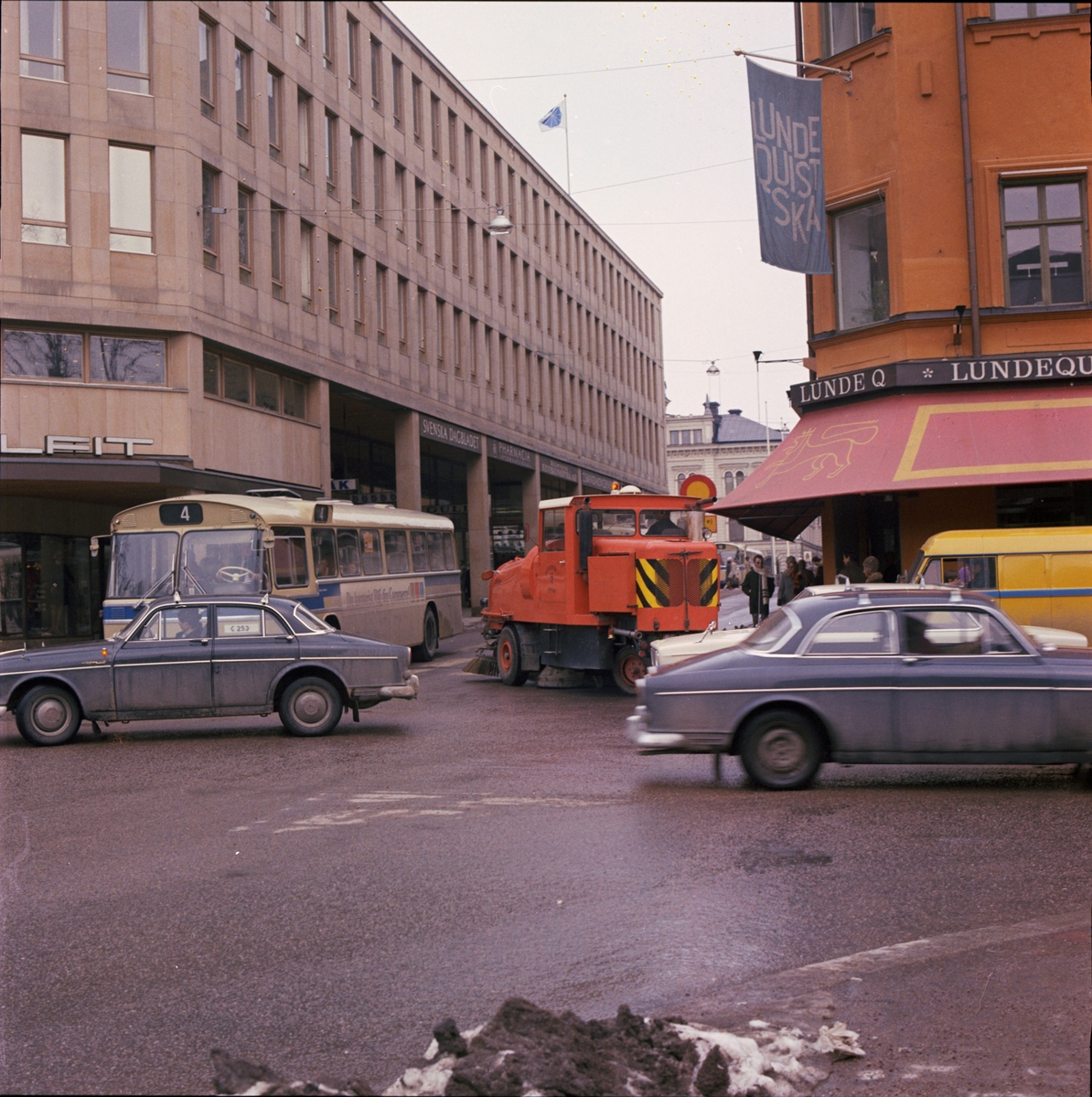 Trafik vid Skandiahuset, korsningen Drottninggatan och Östra Ågatan, Uppsala 1970