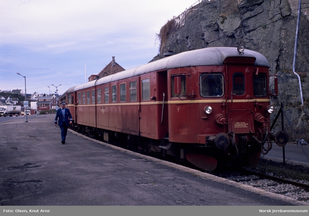 Dieselmotorvogn BM 86 13 med persontog til Neslandsvatn på Kragerø stasjon