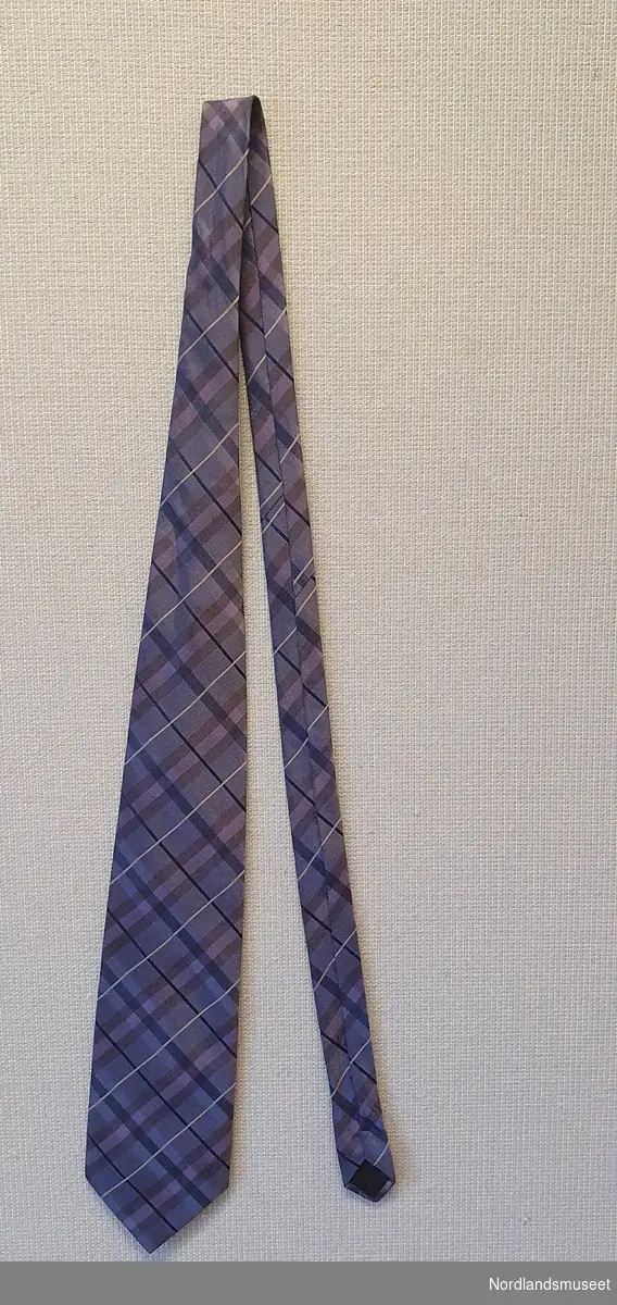 Lilla slips med rutemønster.