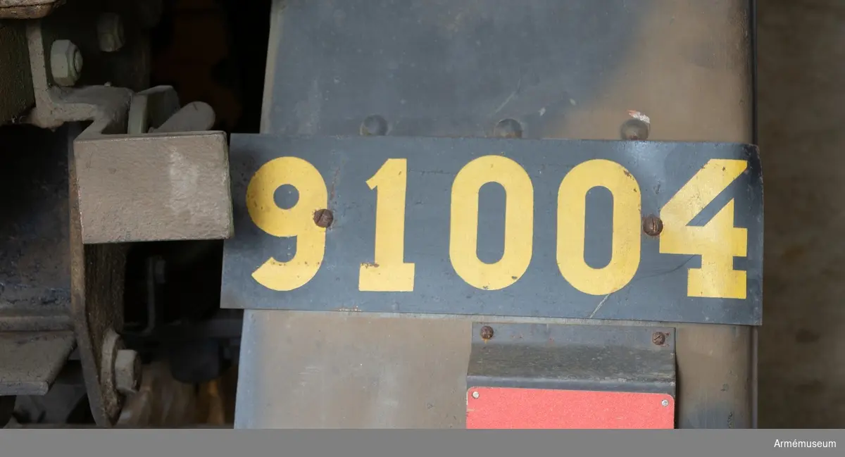 Fältbakugn m/1900, Enligt en plakett: "201 Bravo E.M. Sjöholm patent". Vid skorstenen är ugnen märkt "48".
Ugnen har anpassats för dragning av bil och har gummihjul. Milreg.nr: 91004. Tillh. två termometrar i trälåda, nr M 5442-201.2211.