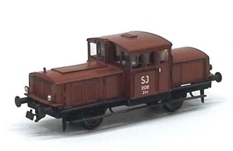 Modell av lokomotor SJ Z43 i skala Ho.
Fordonet är rödbrunt med svart underrede.
Nr:208