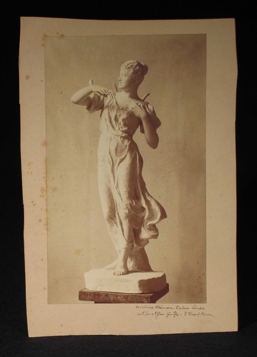 Skulptur av en ung kvinne.