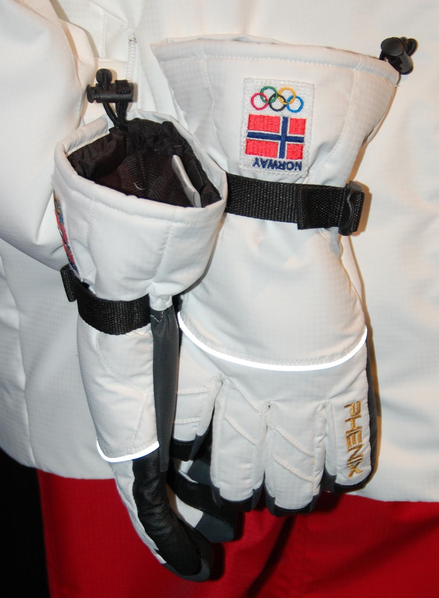 Sorte og hvite vinterhansker med håndleddsstrammer.