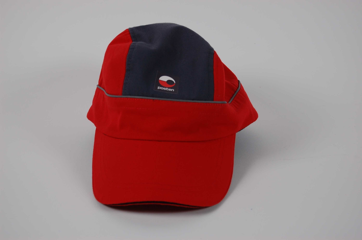 Rød caps med blått felt og postlogo
