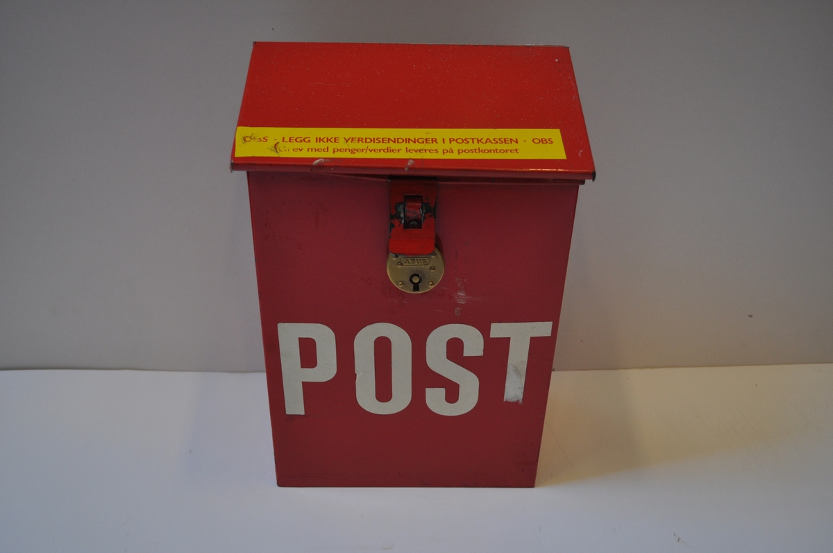 Postkasse for sendingav post.
Plassert på private postkassestativ