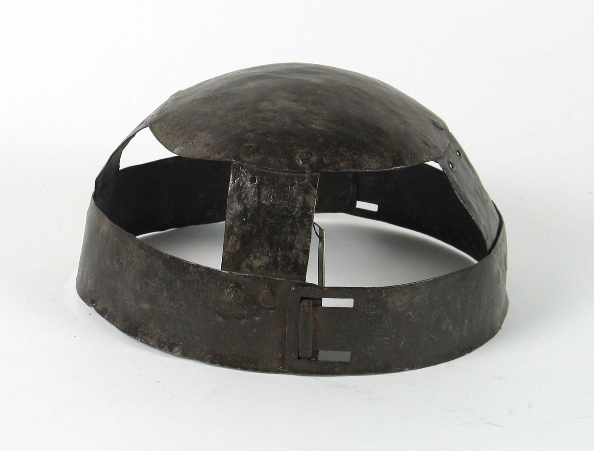 Åpen hjelmbolle for å bære under hatten. Laget av flate plater. Fire bånd forbinger nedre ring med topplaten.
Nedre ring kan justeres i diameter.
