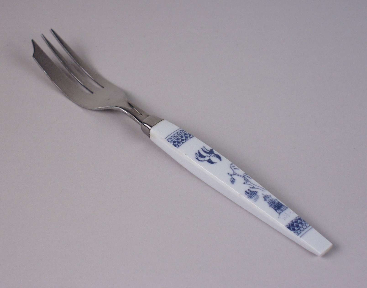 Seks gafler i stål med hvite plastskaft. Blå dekor inspirert av Østen.