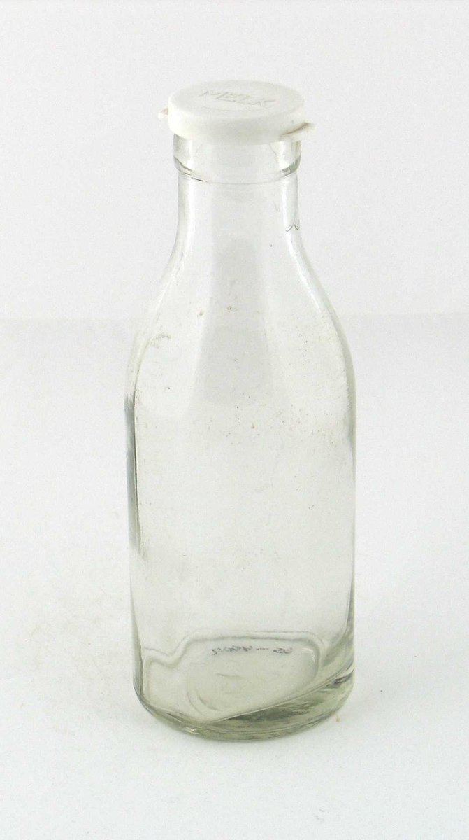 Melkeflaske av klart glass, hvit plastkork med innskrift: MELK.