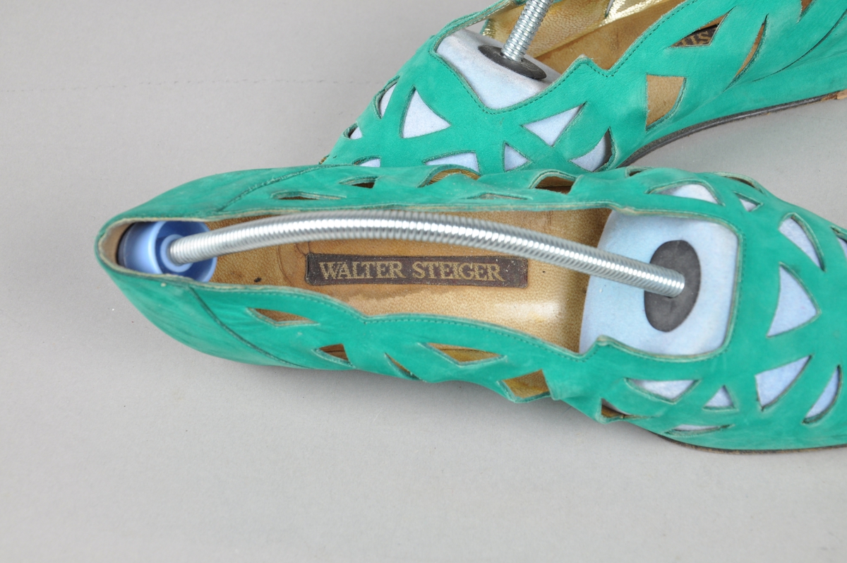 Grønne semskede sko med hullmønster og kilehæl. Skoene har ny hæl- og tåsåle.