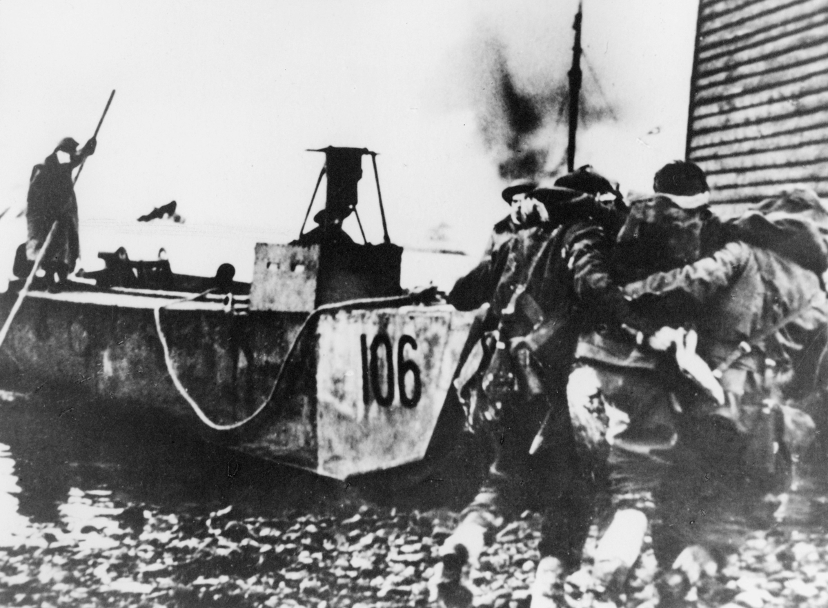 krigen, 2. verdenskrig, Måløyraidet 27. desember 1941, havna, båt, person på ilandsettingsfartøy, soldater holder rundt hverandre