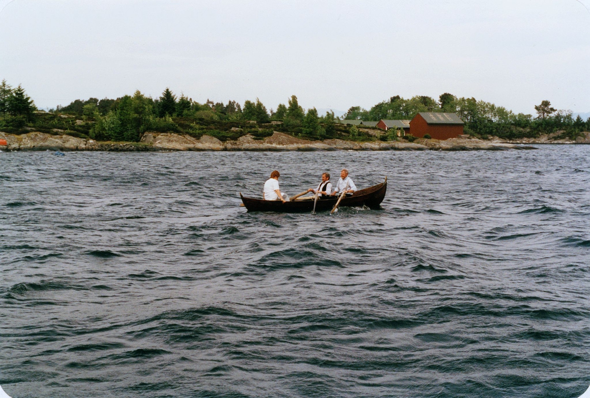 postjubileum, Postens 350 års jubileum, postjubileum '97, Postskyssen '97, postbåten legger ut på Fonnebostsjøen - Lindås, rorskarer, postskyssfører