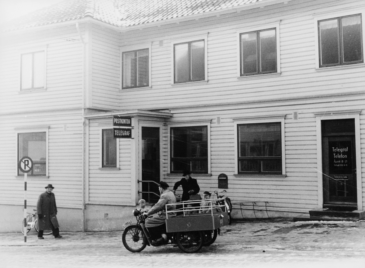 transport, motorsykkel, Sandnes, postkontor, postmotorsykkel med kasse og postemblem