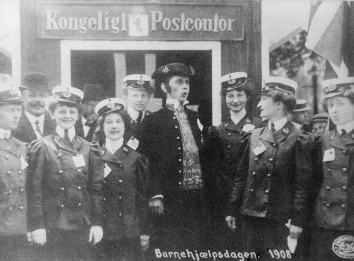 gruppebilde, Kristiania, postfunksjonærer, postkontor satt opp i Studenterlunden på Barnehjelpsdagen