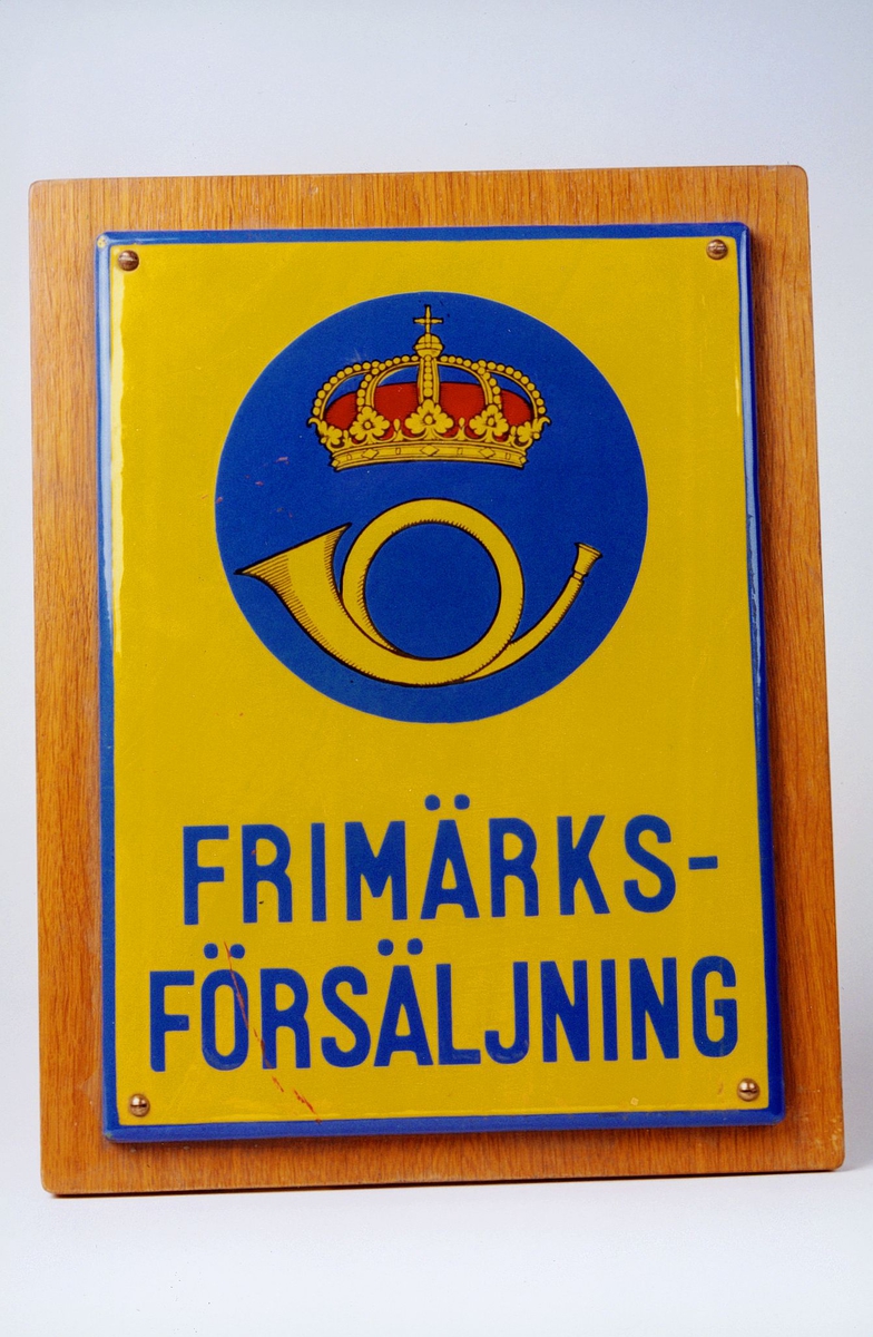 Postmuseet, gjenstander, skilt, opplysningsskilt, svensk postskilt, svensk posthorn og krone (postlogo), Frimärksförsäljning.