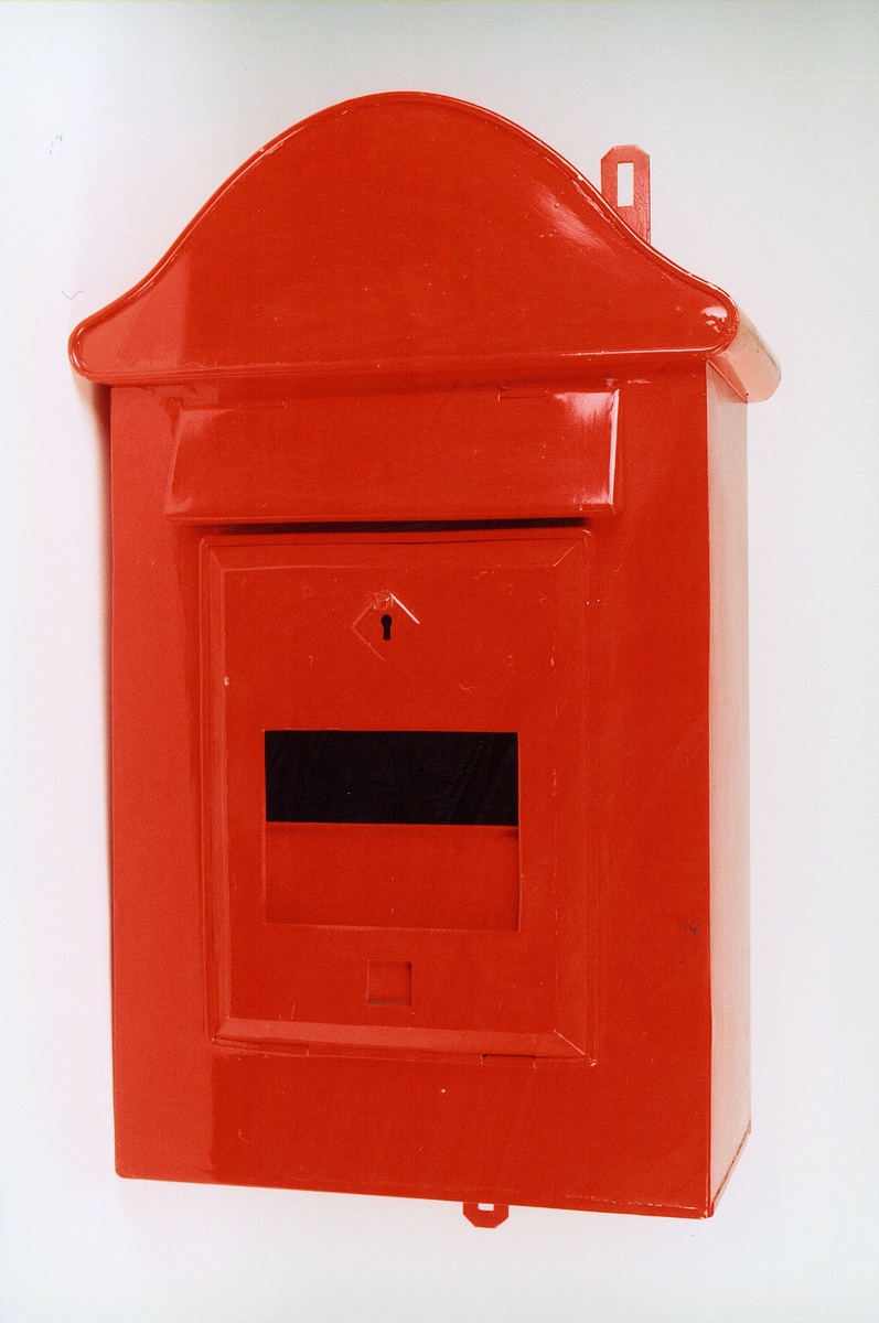 Postmuseet, gjenstander, postkasse, brevkasse, nøkkelhull, med plakat, vindu for antall ganger kassen er tømt, kassen er ubrukt, fra før 1956.