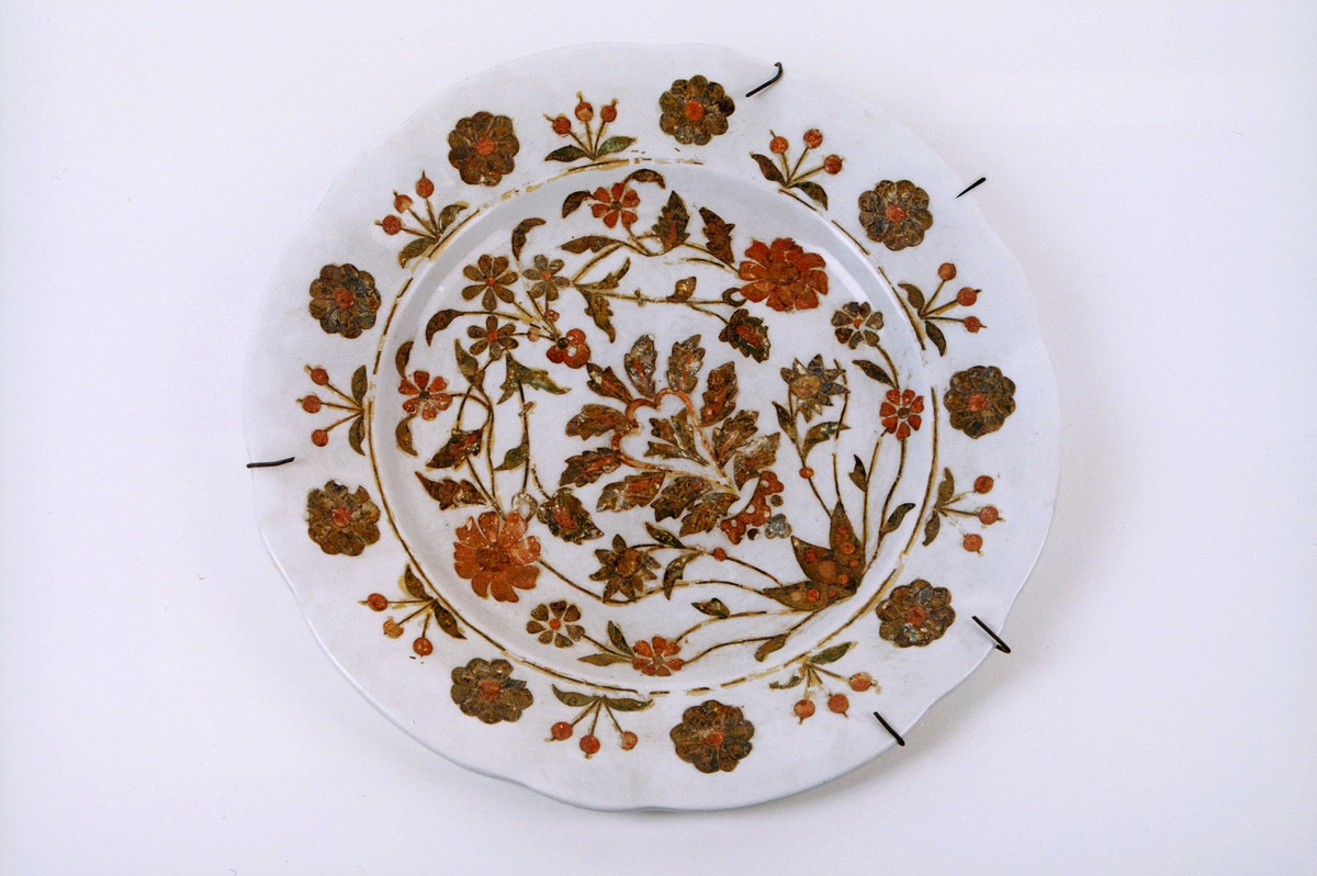 postmuseet, gjenstander, tallerken dekorert med blomster laget av frimerker