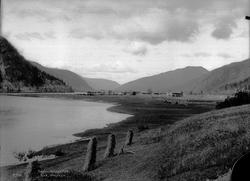 13.09.1905. Gården Liodden, Nes i Hallingdal. Bygninger, elv