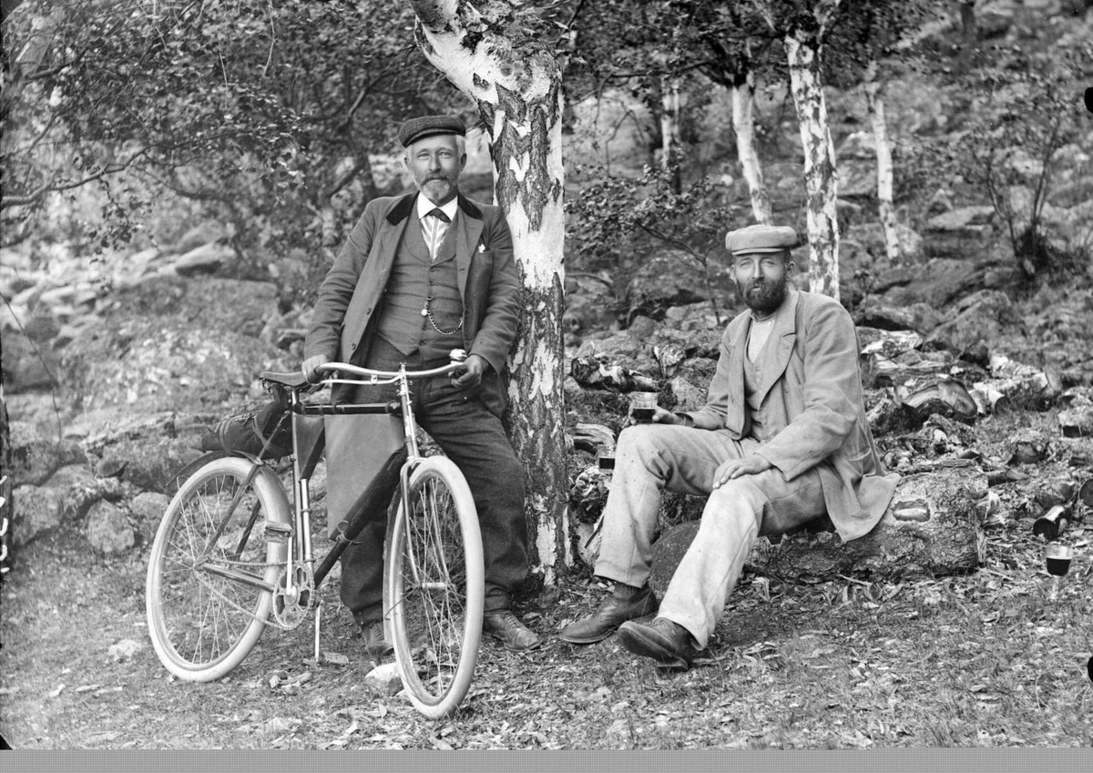 J. S. Haugen og Nilsen  05.07.1906. Gruppebilde, to menn, en med sykkel.