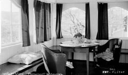 Gausdal. Wålen gård og pensjonat.  Innebygd veranda med bord