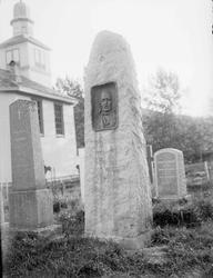 Kirkegård med gravstøtter. Gravsteinen til Vis-Knut - Knut R