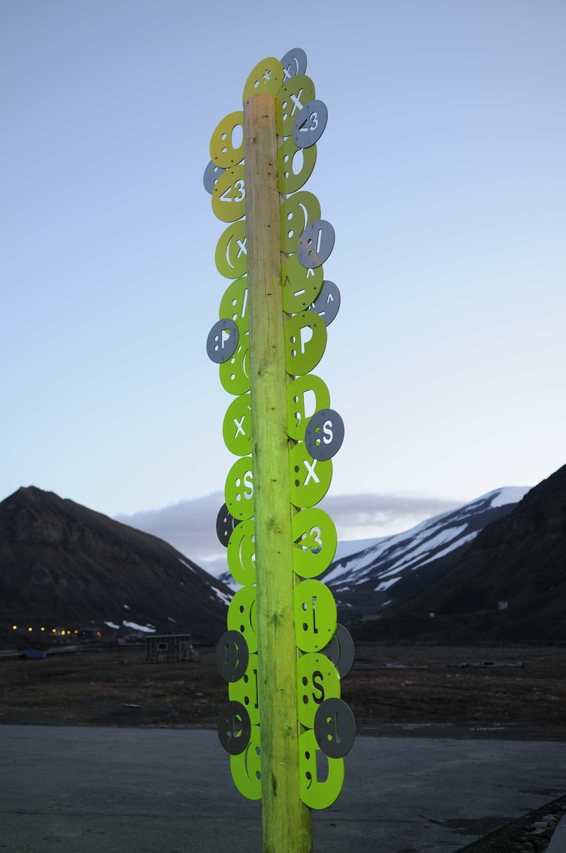 Mange av elevene uttrykker at de savner trær når de bor på Svalbard og dette har vært utgangspunktet for de to smileystrærne. Det grønne bladverket i aluminium består av ulike Smileysymboler som elevene har vært med på å velge ut. Det er brukt 18 ulike versjoner av symbolet.