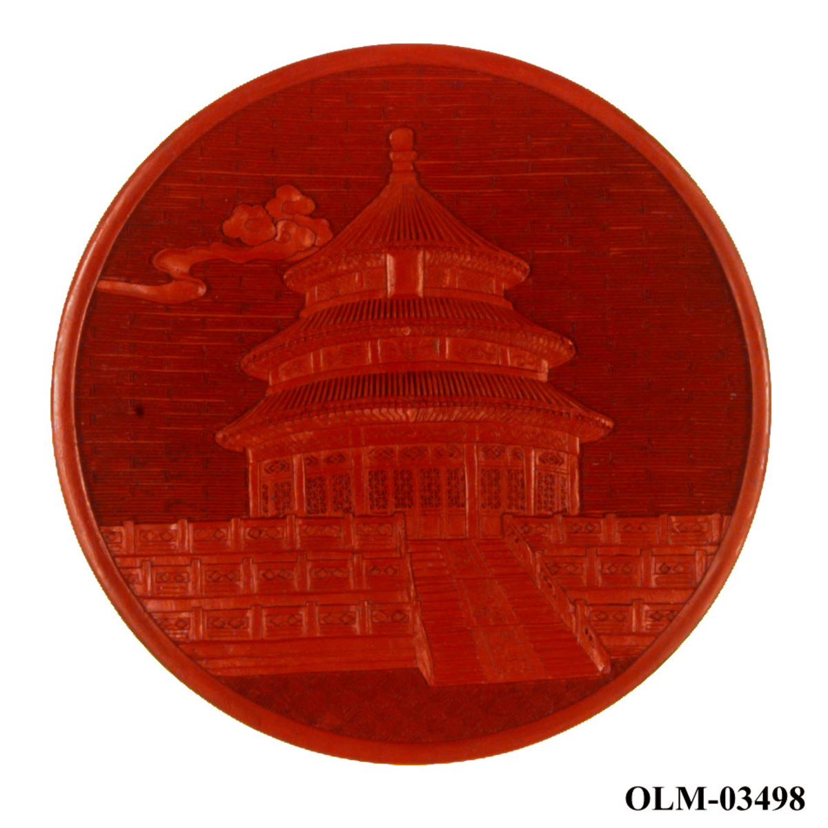 Sort og rød pyntetallerken med motiv av Himmelens tempel i Beijing. Det følger med en støtte til tallerkenen. Tallerkeken ligger i en mønstret eske.