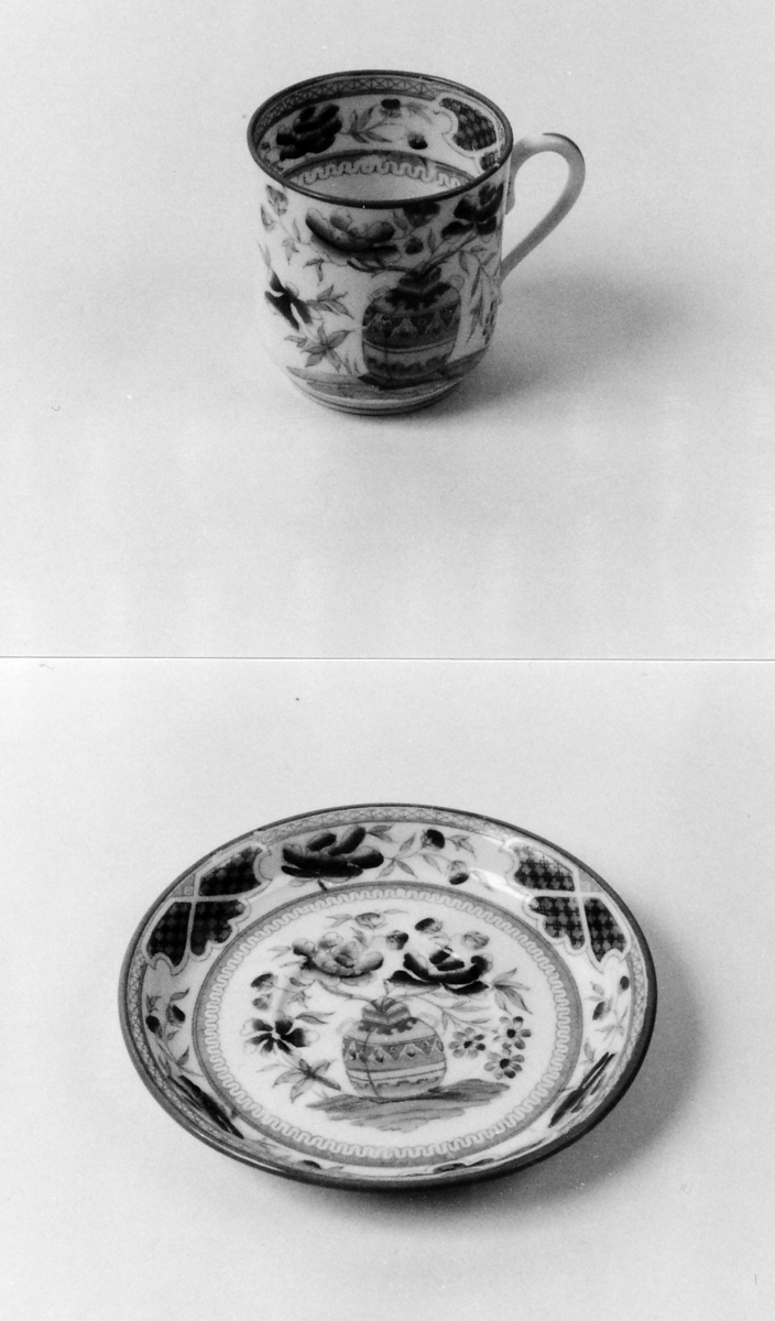Dekor av vase m. blomster, bord

