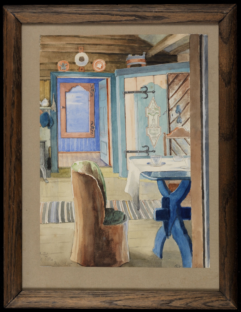 Interiør, i forgr. rødbrun kubbestol, snipp av blått langbord; fillerye; hj.skapm. dekorert dør, åpen dør til kammers 