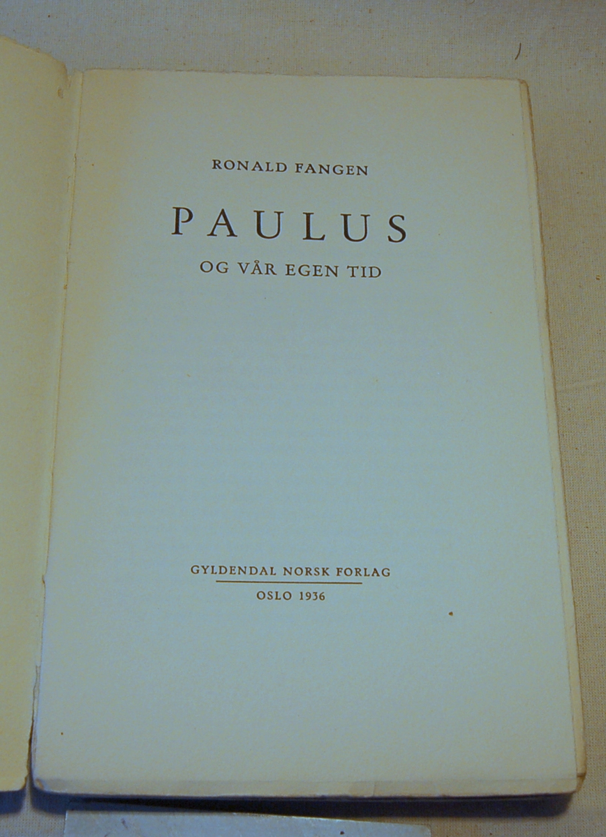 På bokens forside et portrett som sannsynligvis skal skildre Paulus