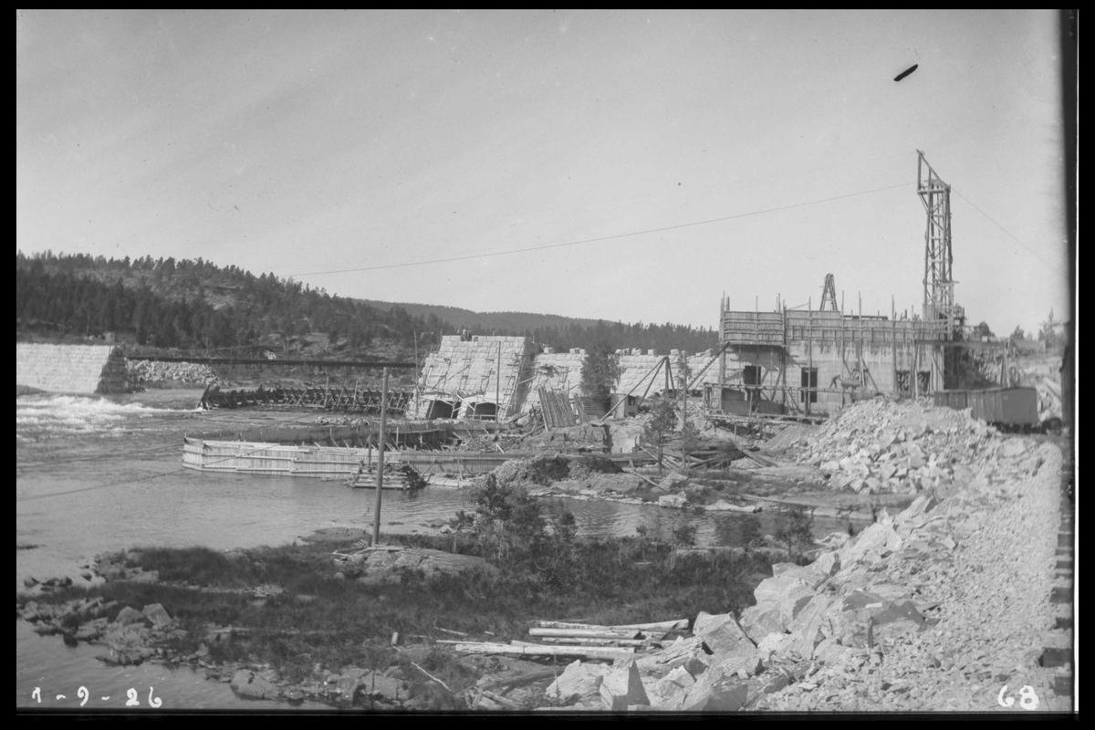 Arendal Fossekompani i begynnelsen av 1900-tallet
CD merket 0010, Bilde: 25
Sted: Flatenfoss i 1926
Beskrivelse: Under bygging av kraftstasjonen