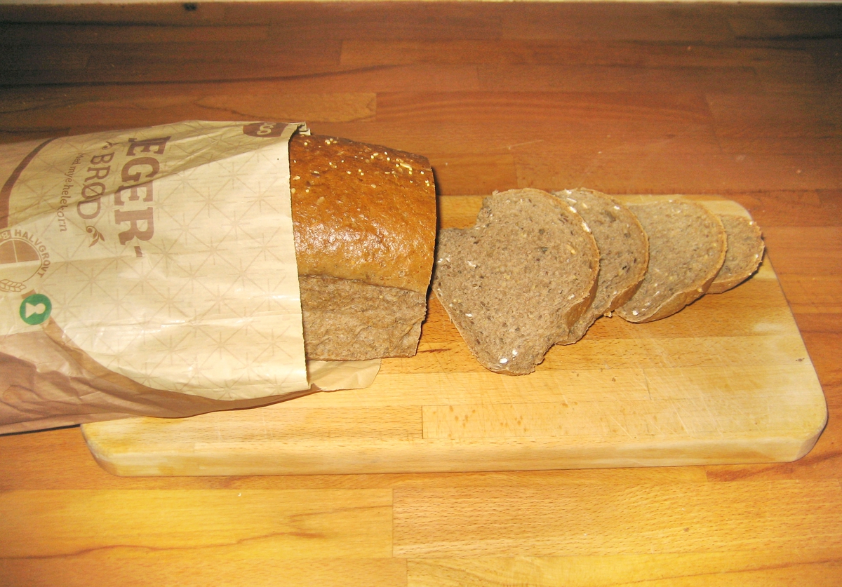 På brødposen finnes et motiv i brunnlige nuanser. Et brød og en brødskive er plassert på et trebord. Ved siden av brødet er plassert en trebolle og foran brødet ligger en smørekniv av tre. Bak brødet skimtes furu eller einerkvister. Motivet skal frembringer assosiasjoner til natur og fjellliv.