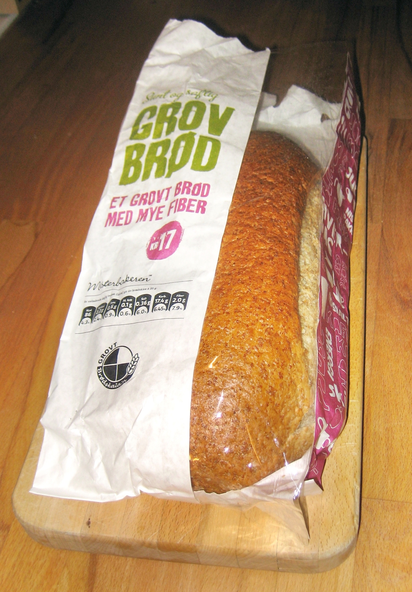 Det er intet motiv på brødposen. Brødets navn Sunt og saftig grovbrød står på posens forside