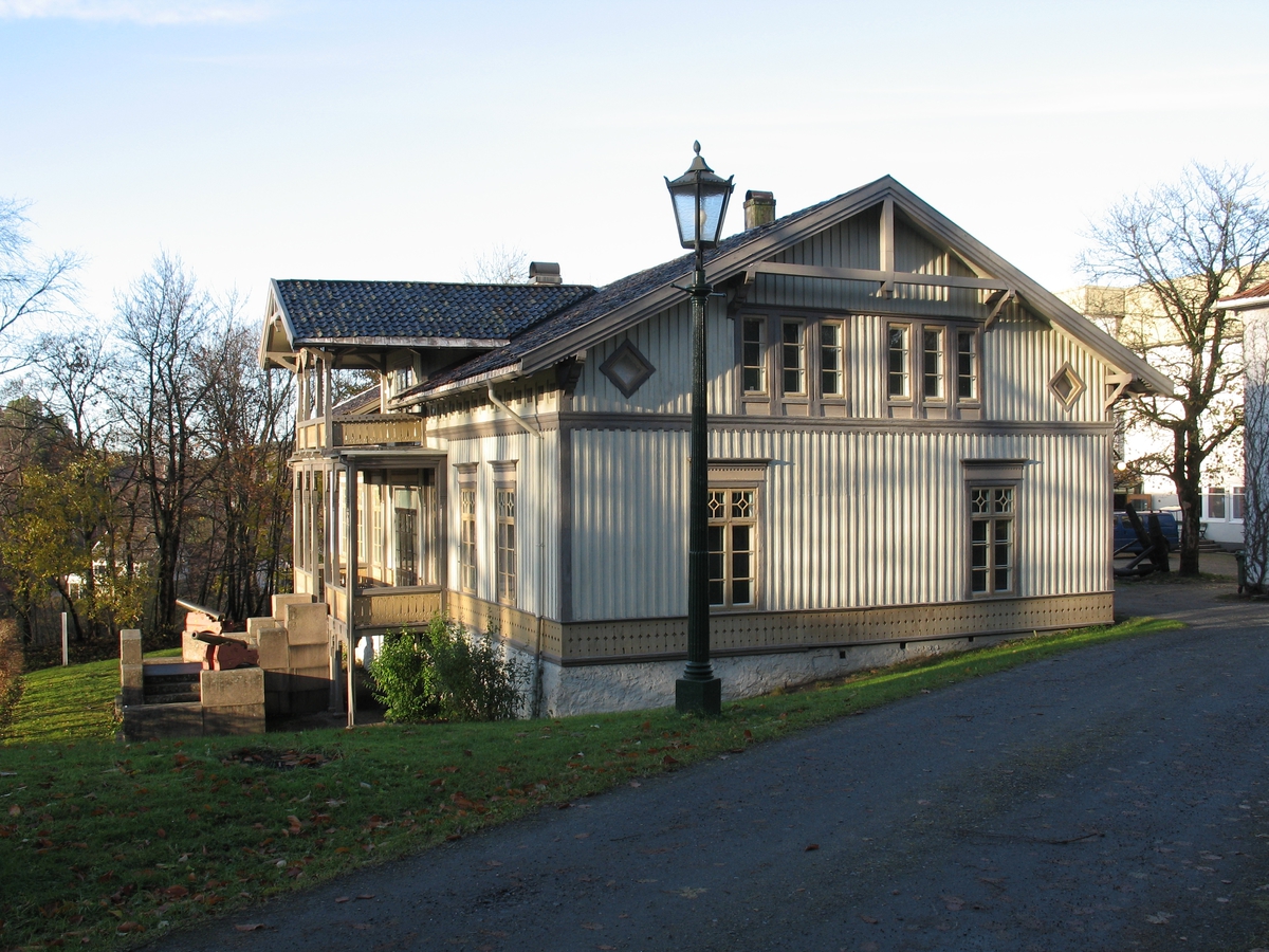 Langsæ gård. Våningshus i sveitserstil oppført 1857. Eksteriør, gavlvegg fra S.