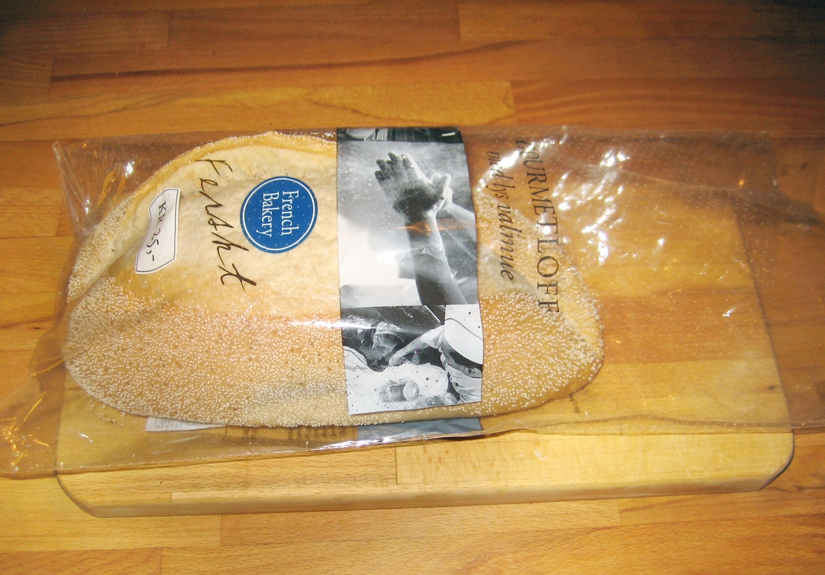 Det er to motiv i sort/hvit på posens forside. Første motiv: En baker kjører et brødstativ etter seg. På brødstativet er ligger brød satt til heving. Andre motiv: En baker tar opp ingredienser som skal i brødene. Bak på posen er et norsk flagg.