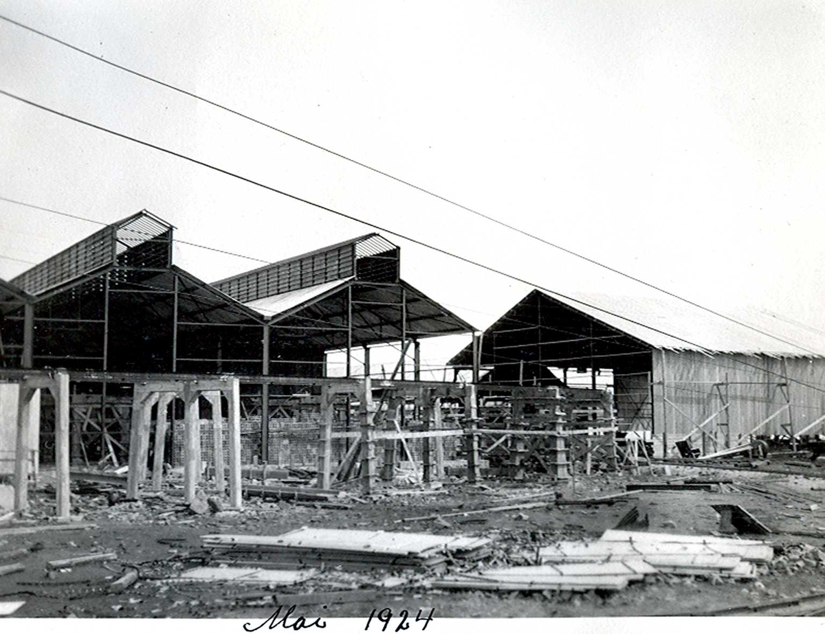 "xx/05-1924" Nitriden. Bygninger for steking av elektrodekull. Bærende konstruksjoner for skinnegang, "høybanen", i forgrunnen. Taubanewire. Kai anlegget til høyre.