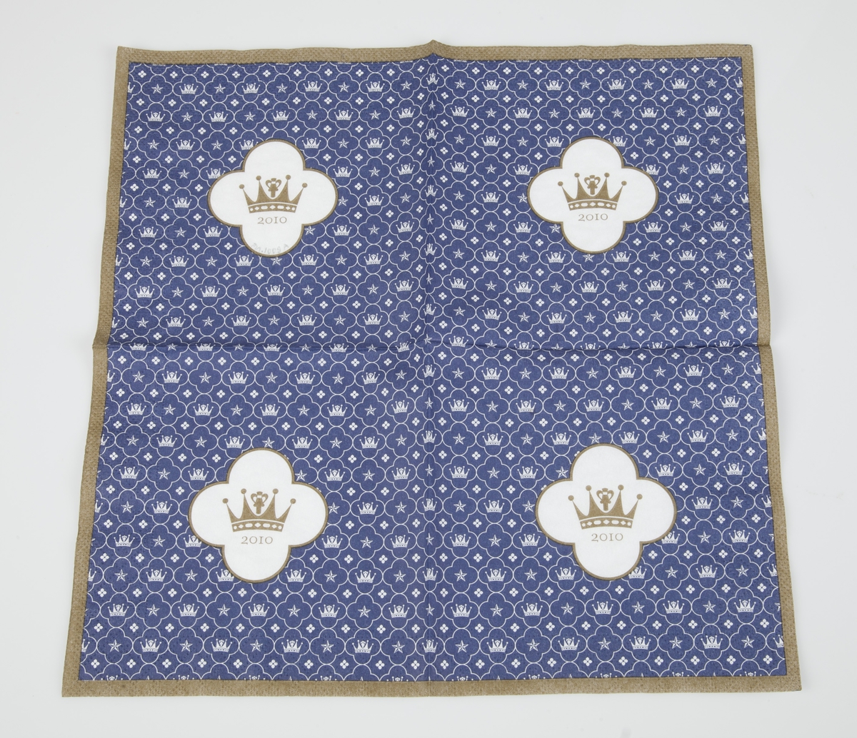 A og B er identiske: Motivet hentet fra Drotningholm slott. Stjerne, firbladet blomst og krone tegnet i hvitt mot en blå bunn. Midt på den kvarte delen er en firbladet hvit blomst med gullkanter og en krone i gull i midten.