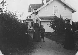 3 damer og en gutt utenfor Sanderborg.