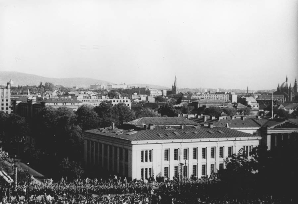 Kong Haakon den 7. Hjemkomsten i 1945. Universitetsbygningen og Karl Johans gate