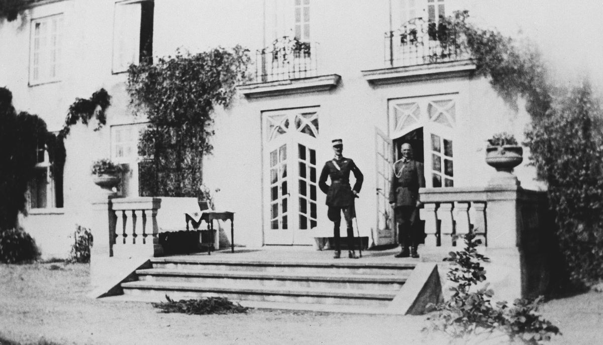 Kong Haakon på gården Bjørnebekk, i forbindelse med militærøvelse i 1937.