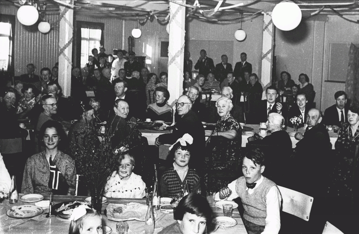 Juletrefest i "Arbeiderbrakka" som Aas arb.forening fikk kjøpt av kommunen i 1946. Tidligere "tyskerbrakke", idag revet.