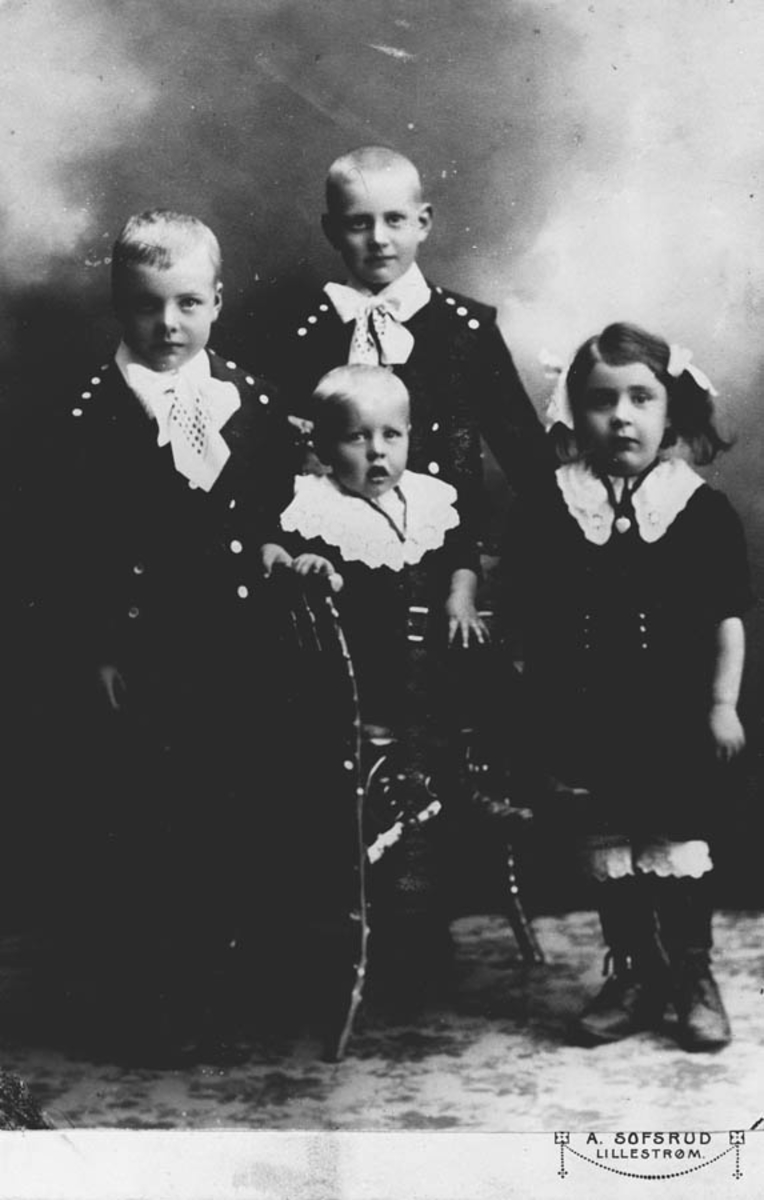Fire søsken, 2-7 år gamle barn, atelierfoto.