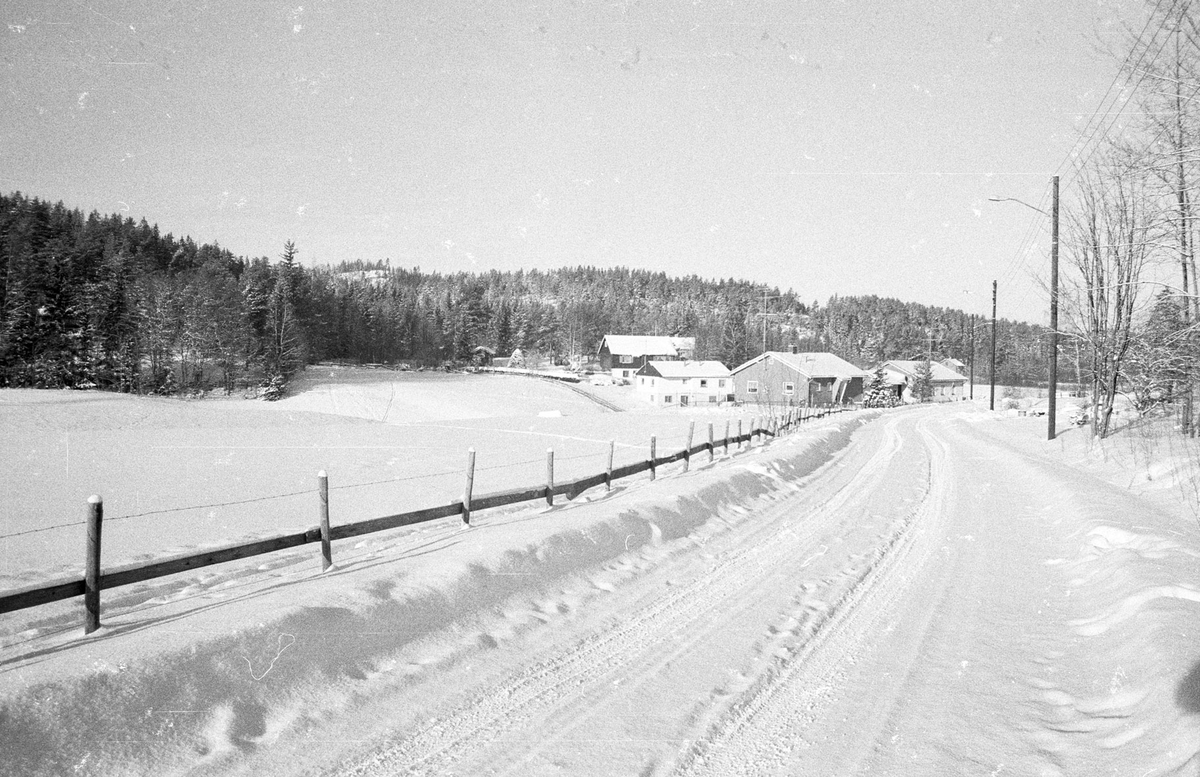 Fjeldstadvegen.  Før utbyggingen av Fjellstadfeltet. Vinterbilde.