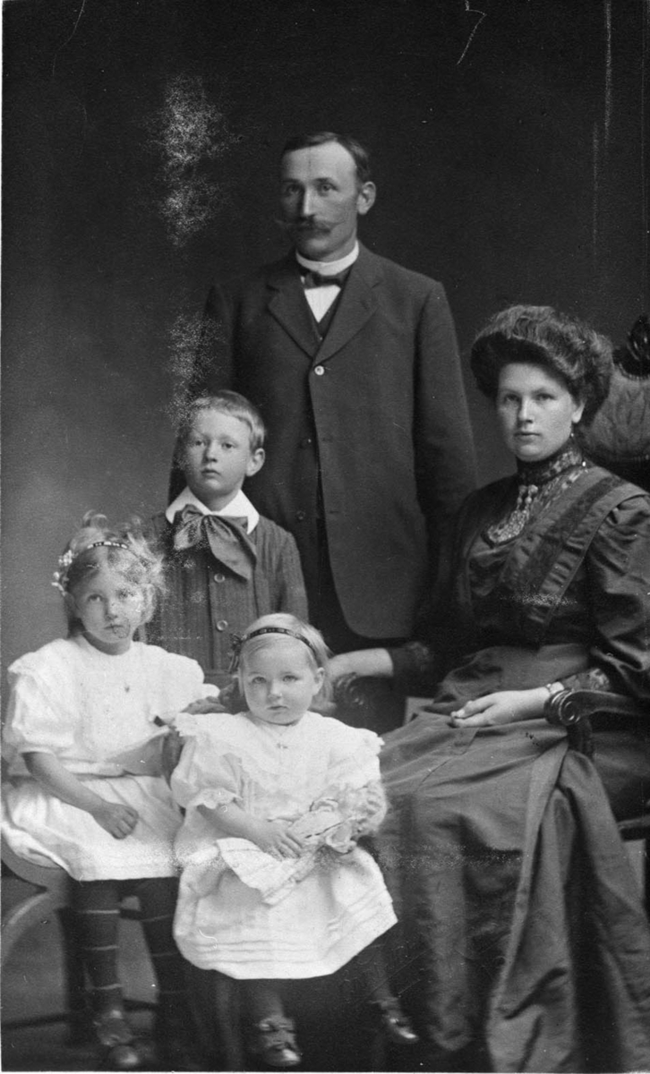 Familiebilde av gårdbruker Helmers som eide Fjellhammer gård.