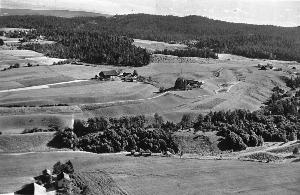 Flyfoto av Hovelsrud søndre og vestre gård, Hovelsrudstua t.h.