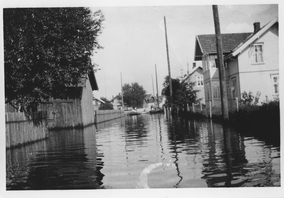 Voldgata under flommen i 1927. Til høyre ser vi Voldgata 64.