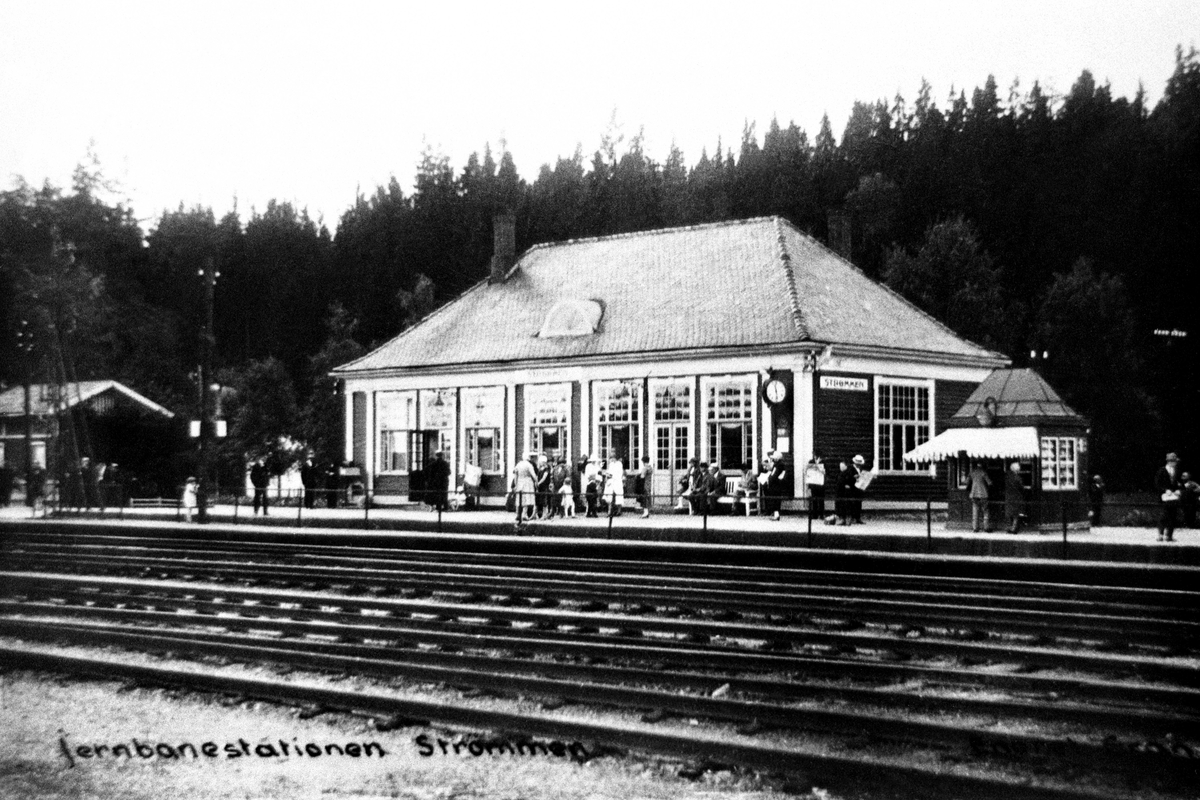 Sommerbilde av Strømmen jernbanestasjon med den gamle kiosken.