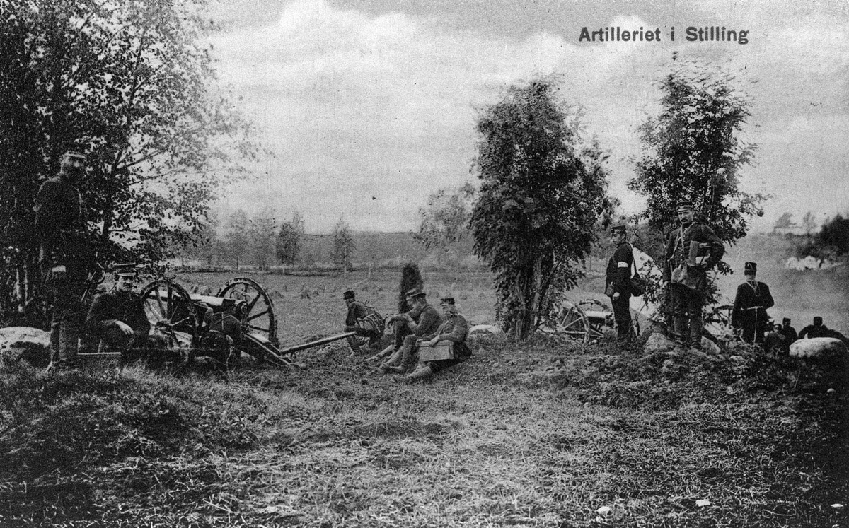 Artilleriet i stilling, soldater, offiserer og kanon i felt
