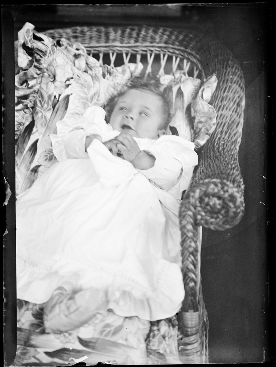 Arne Emil Christensen (født 1898) som baby liggende i en stol.
